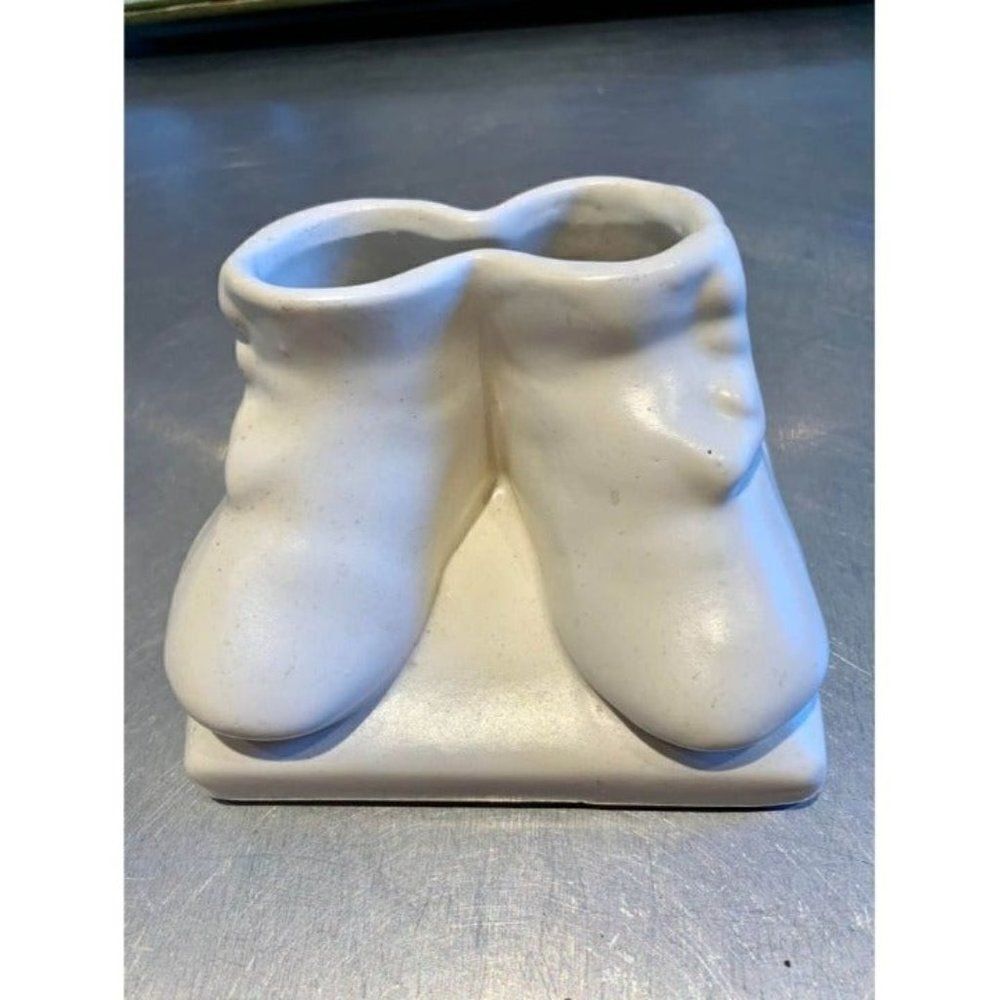 Vtg Haeger white baby shoe planter‎
